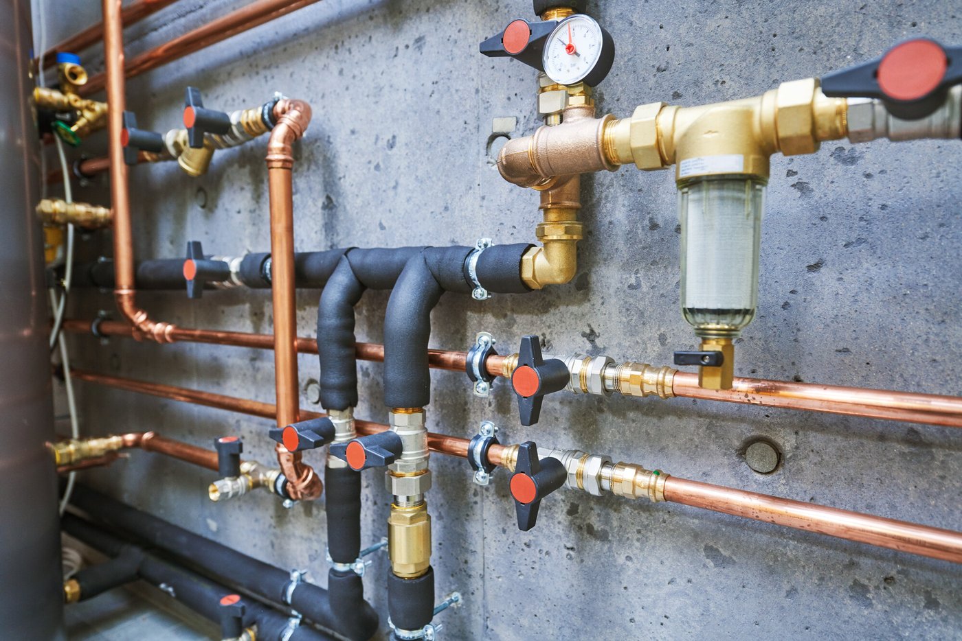Collettori e tubazioni di un impianto di climatizzazione a Cagliari